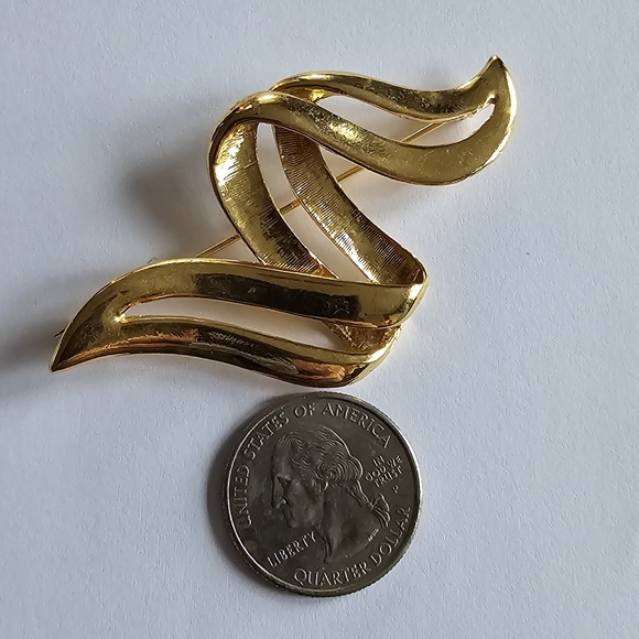 Vintage ribbon brooch gold tone pin zigzag zig zag squiggle - Picture 3 of 7